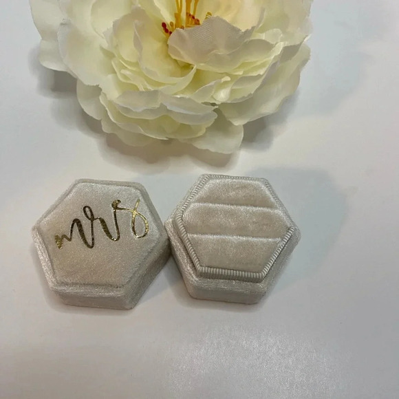 💚 MRS velvet wedding ring box - Picture 2 of 4